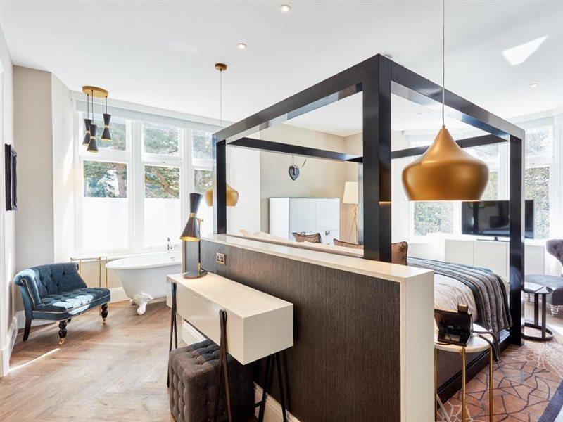 Oddfellows On The Park Cheadle  Esterno foto A suite at the hotel