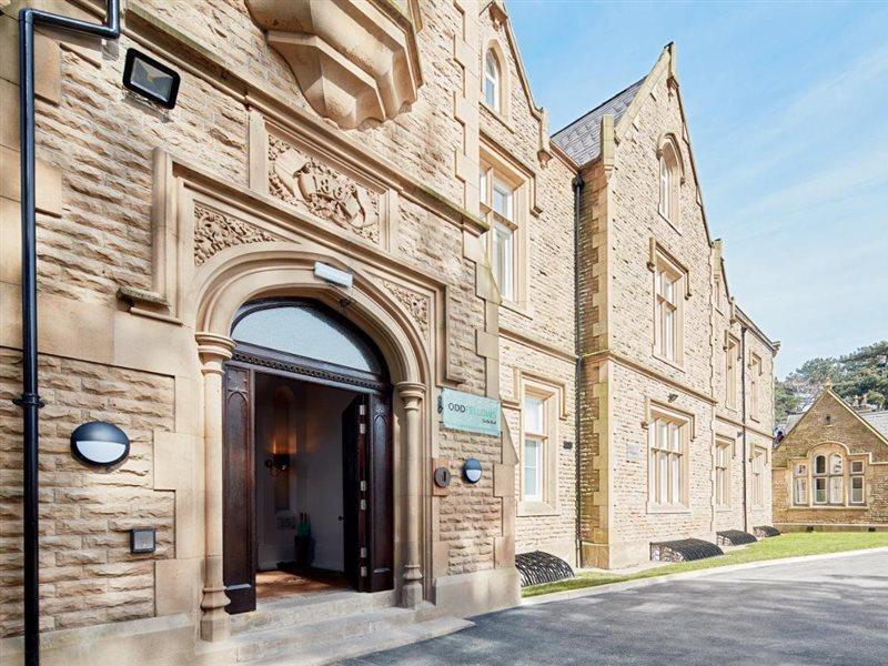 Oddfellows On The Park Cheadle  Esterno foto The former school buildings, now the home of the University of Huddersfield