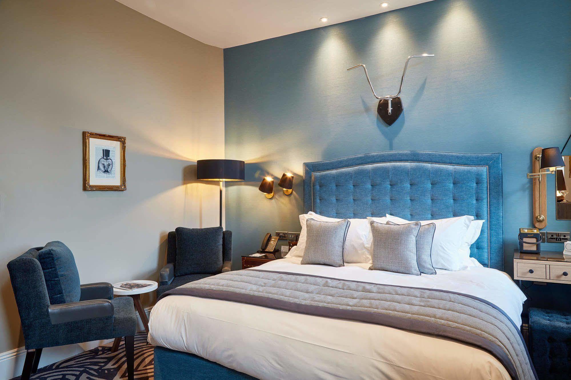 Oddfellows On The Park Cheadle  Esterno foto A bedroom at The Old Bank Hotel