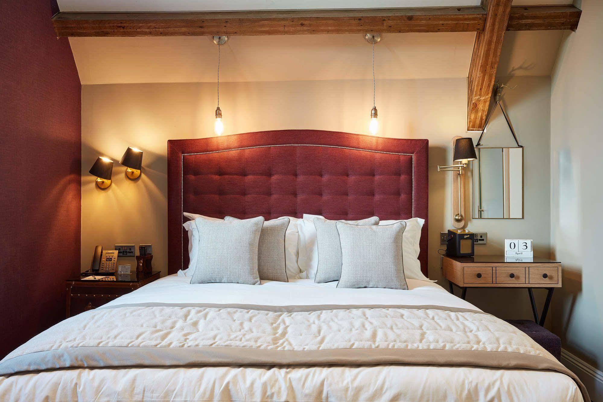 Oddfellows On The Park Cheadle  Esterno foto A bedroom at The Swan Hotel